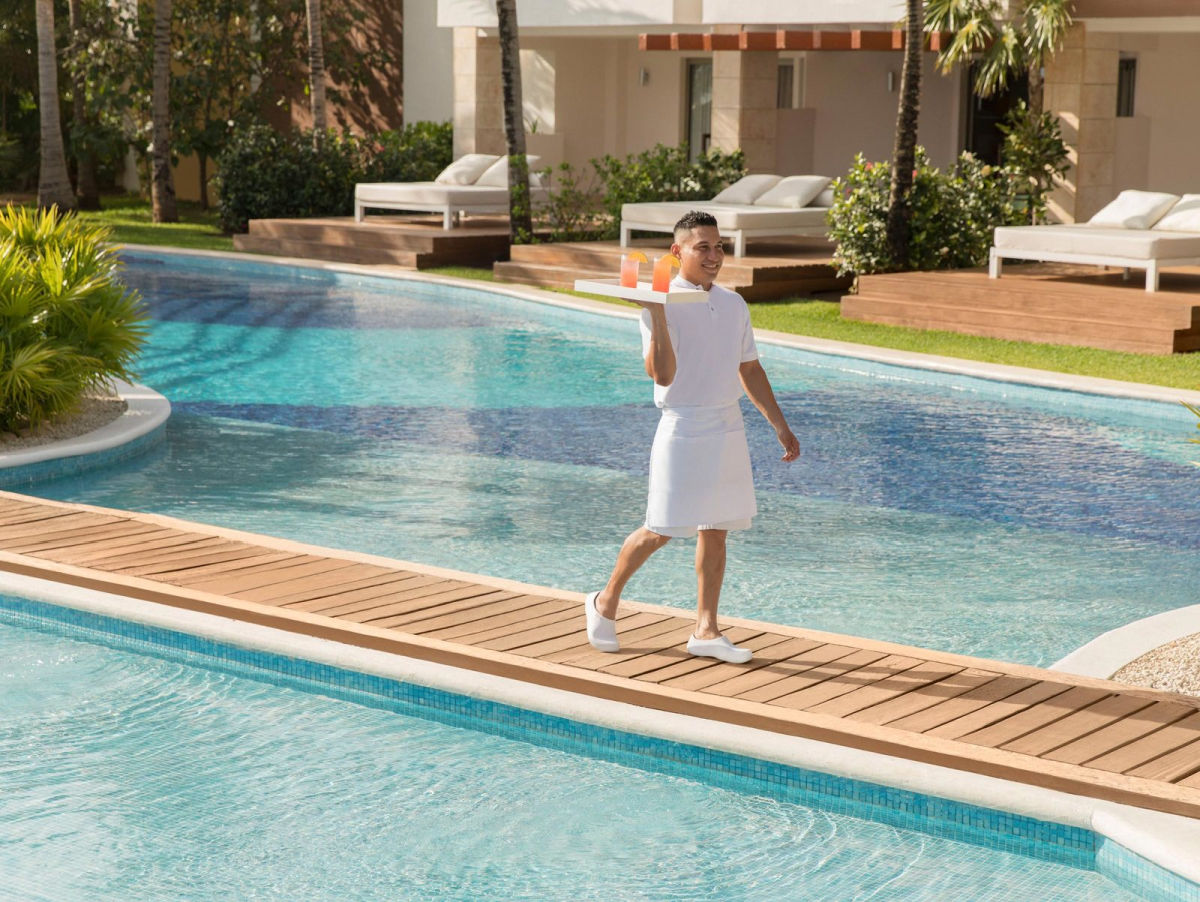 Excelencia Playa Mujeres nadan suites