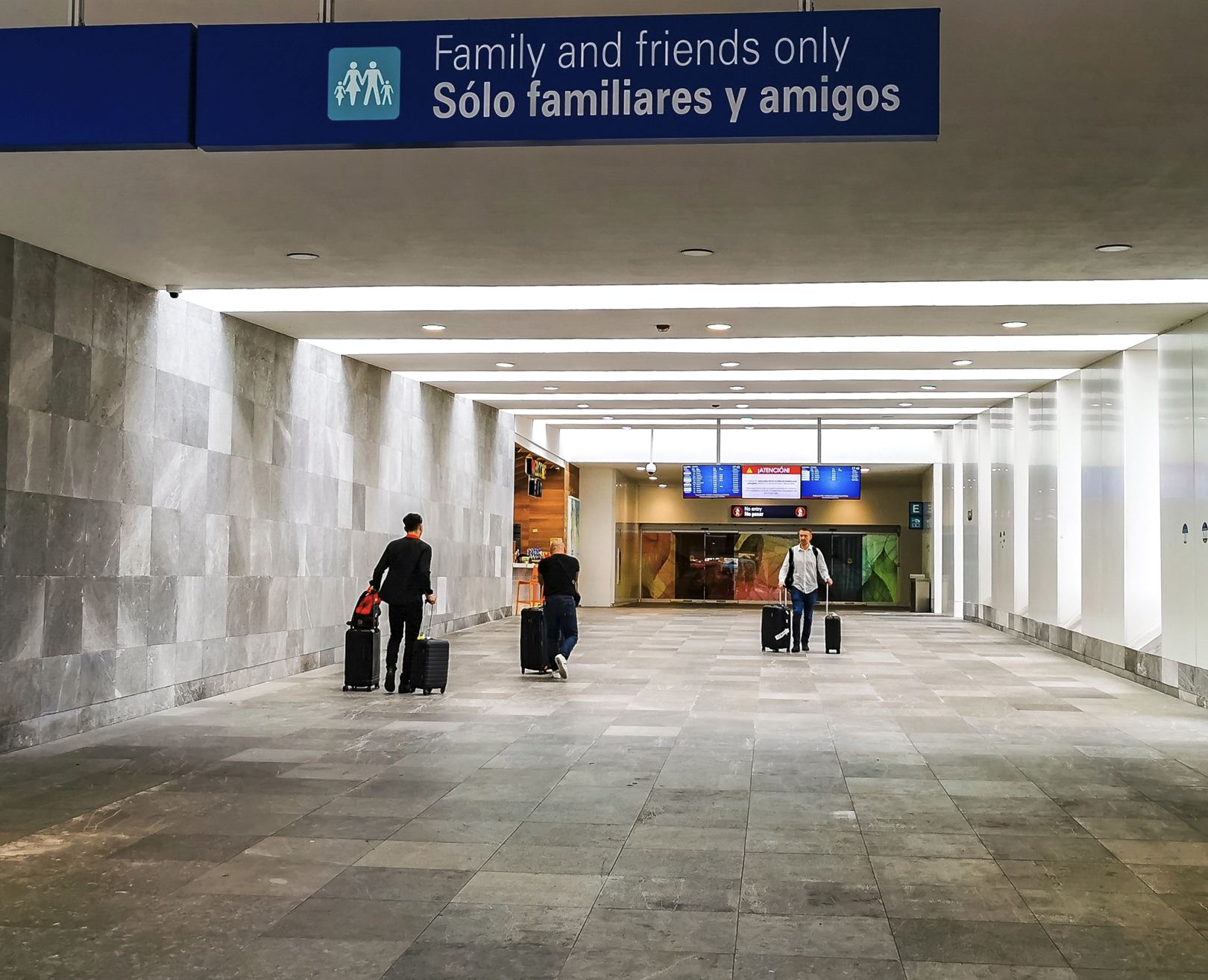 Turista que sale del aeropuerto de Cancún