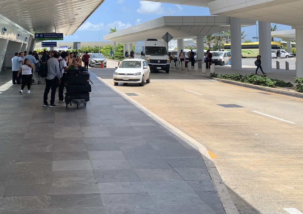 Los pasajeros esperan el aeropuerto de los paseos Cancún