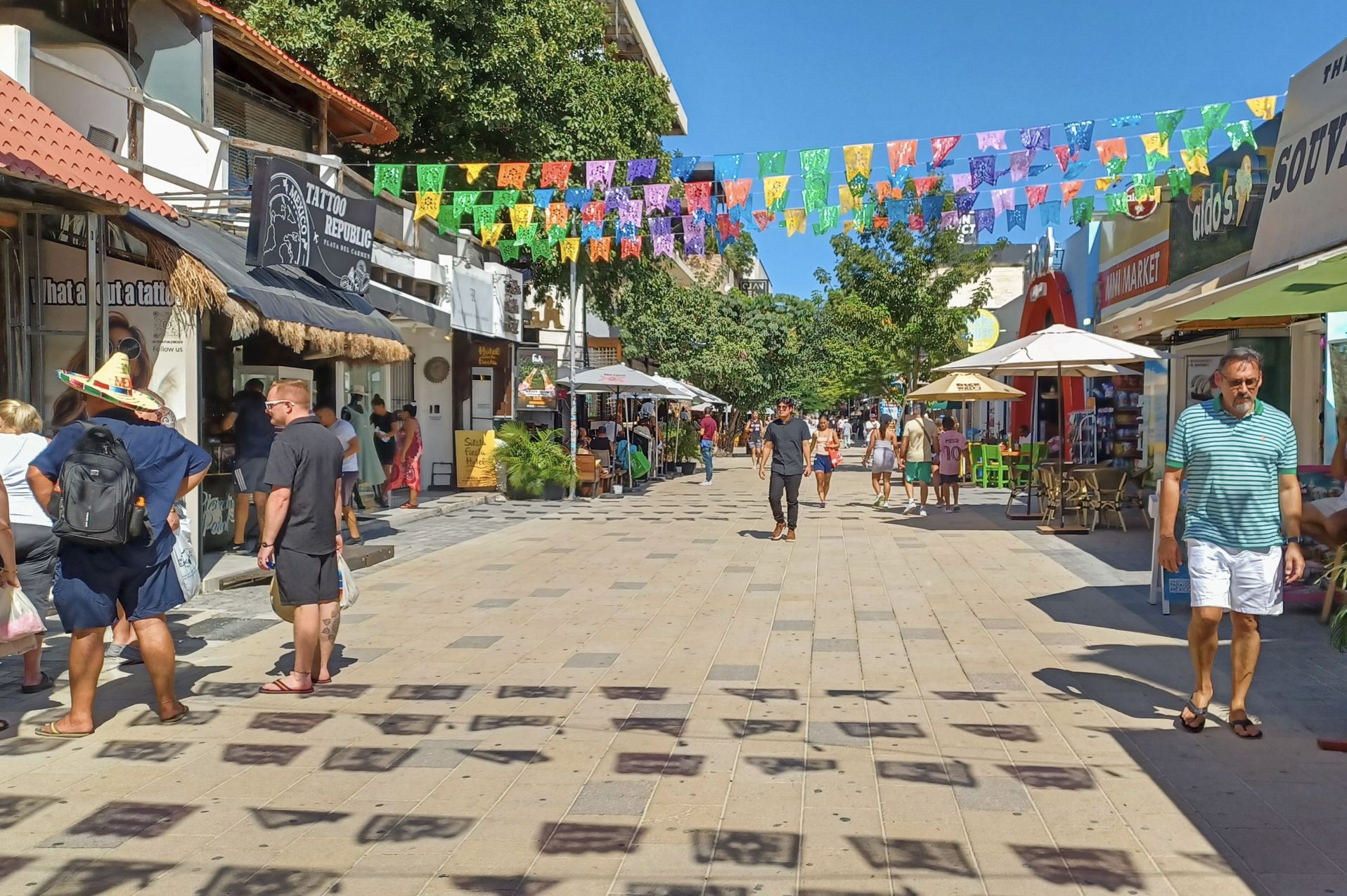 Turistas en un calor abrasador Playa Del Carmen