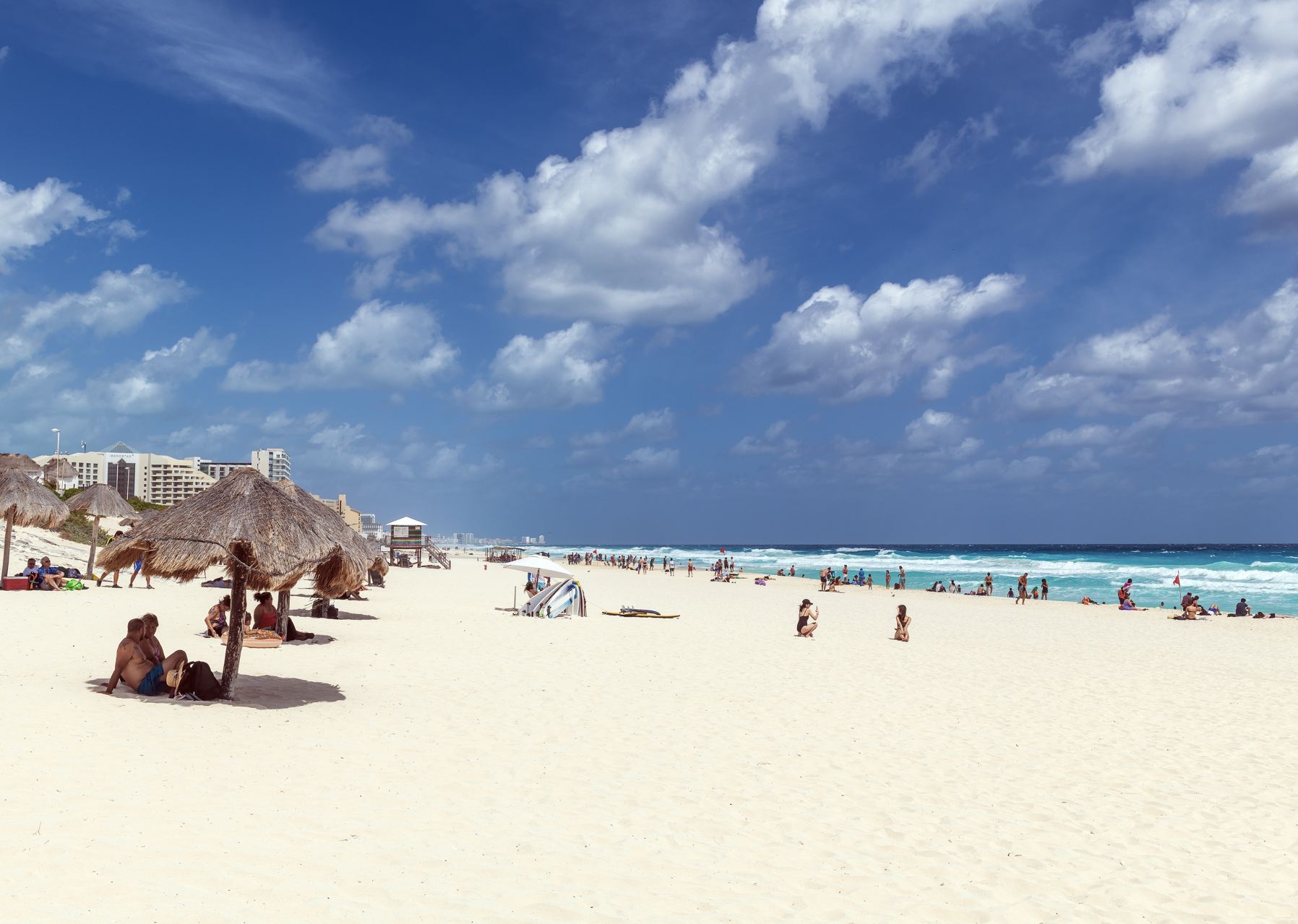 Turistas en la playa de delfines en Cancún, península de Yucatán