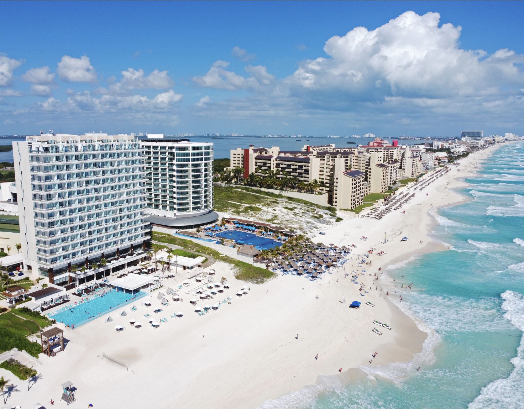 Piscina de hoteles de resort en la zona hotelera de Cancún