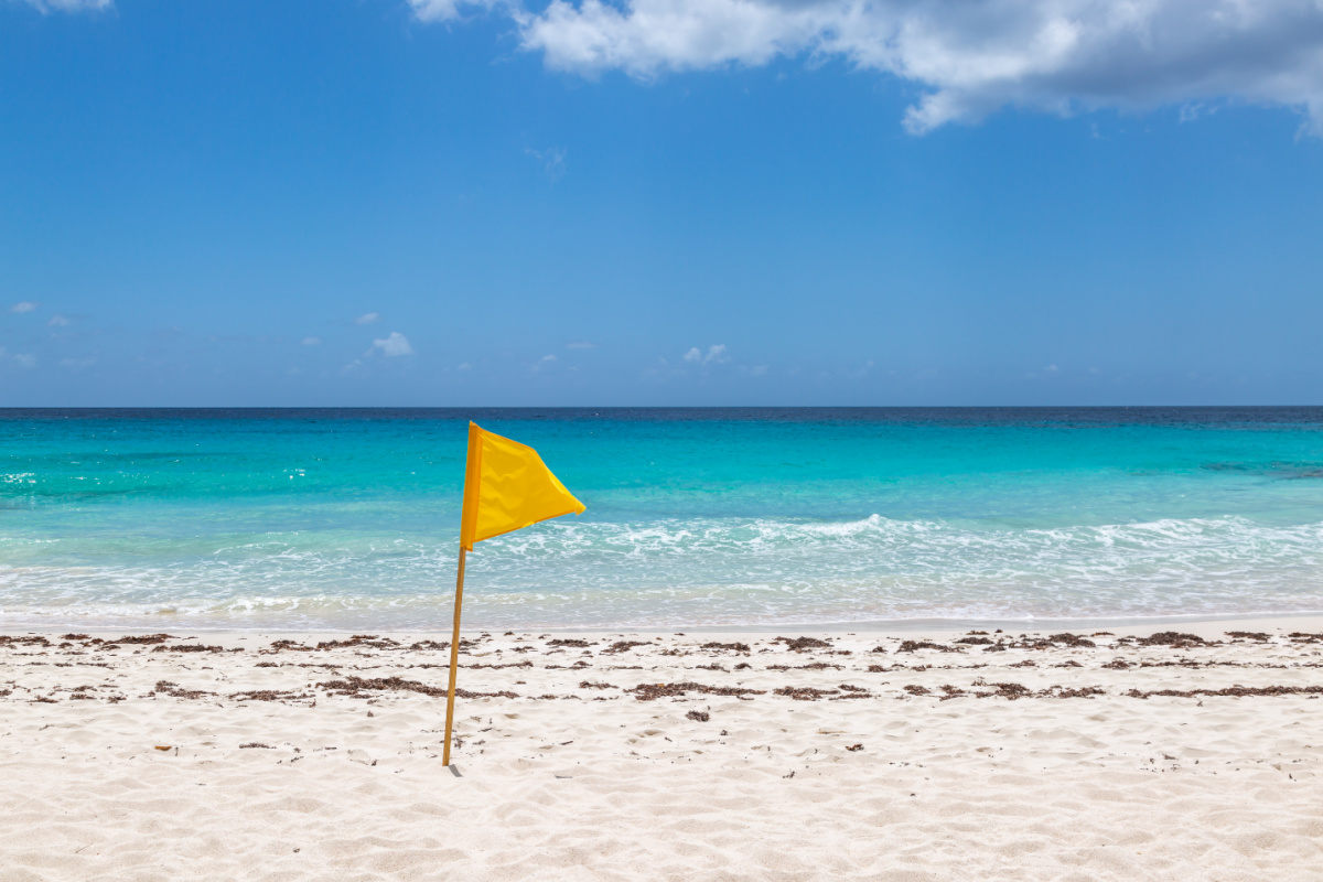 Bandera amarilla en una playa