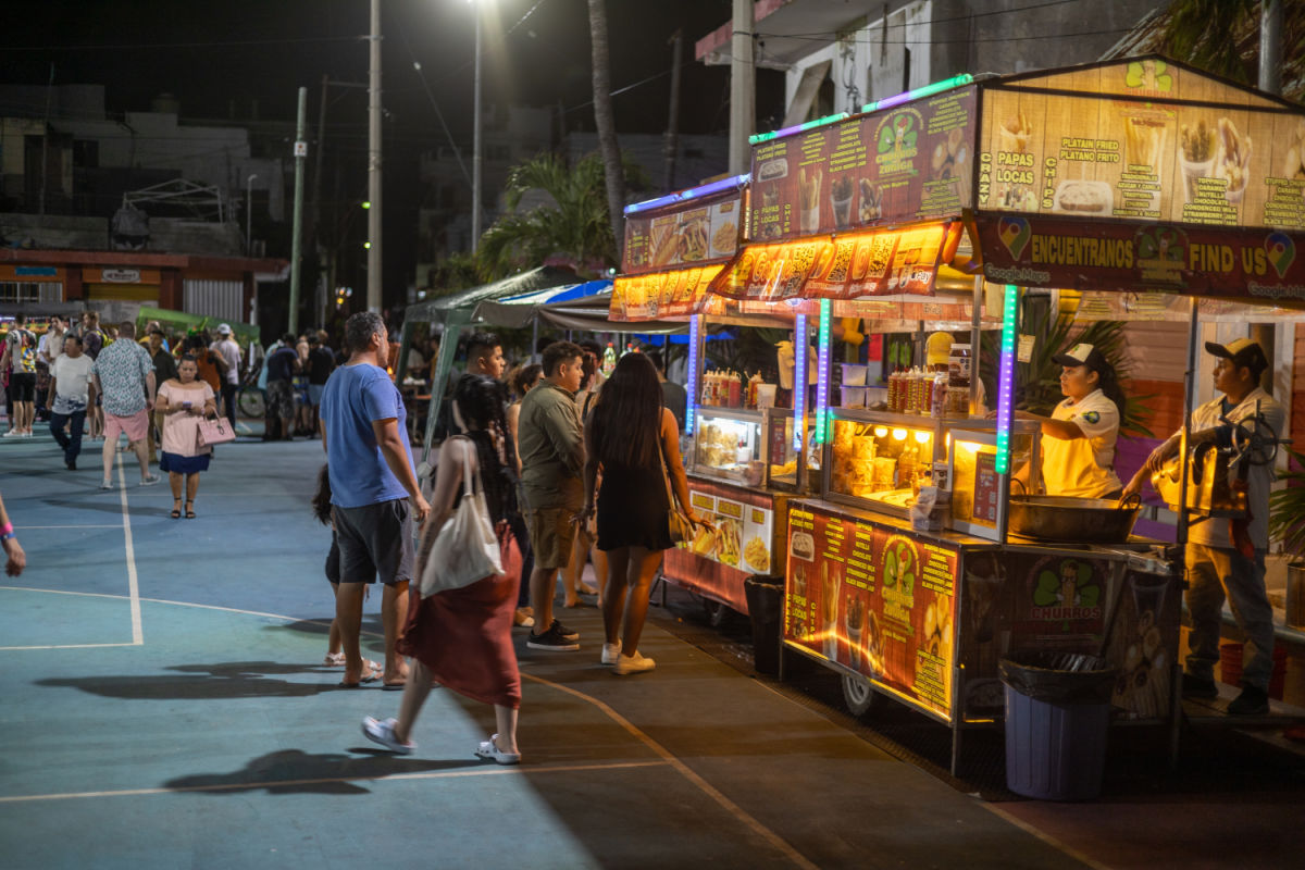 Isla Mujeres, gente de México en la fila de Papas y Banderillas en Isla Mujeres por la noche