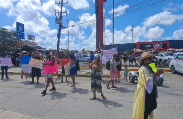 Los manifestantes exigen acceso gratuito a la playa en la zona hotelera de Tulum