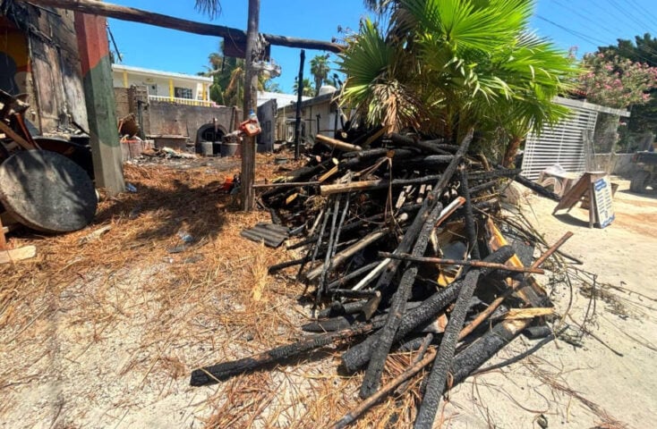 Los esfuerzos de limpieza comenzaron después del devastador fuego de Holbox