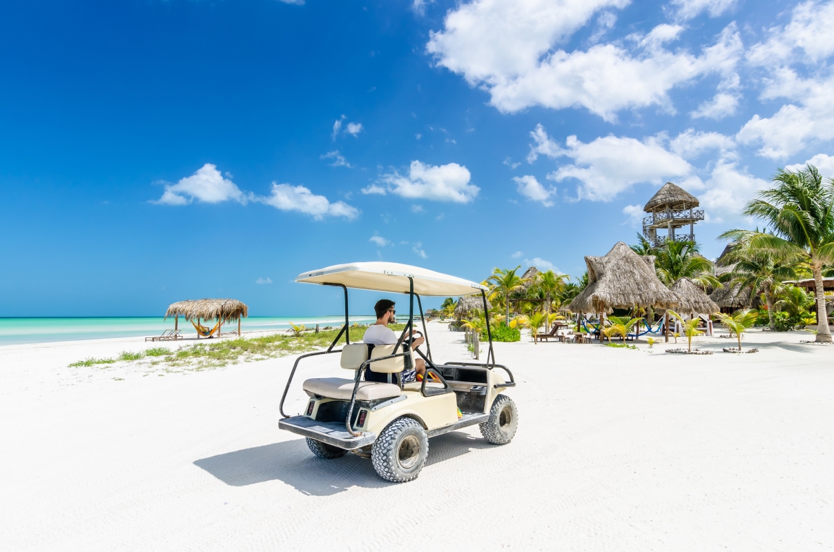 Carrito de golf en la playa de Isla Holbox
