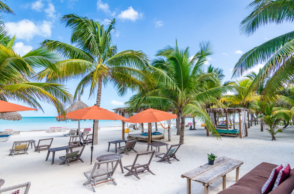Sillas de salón en la playa en un hotel Holbox, México