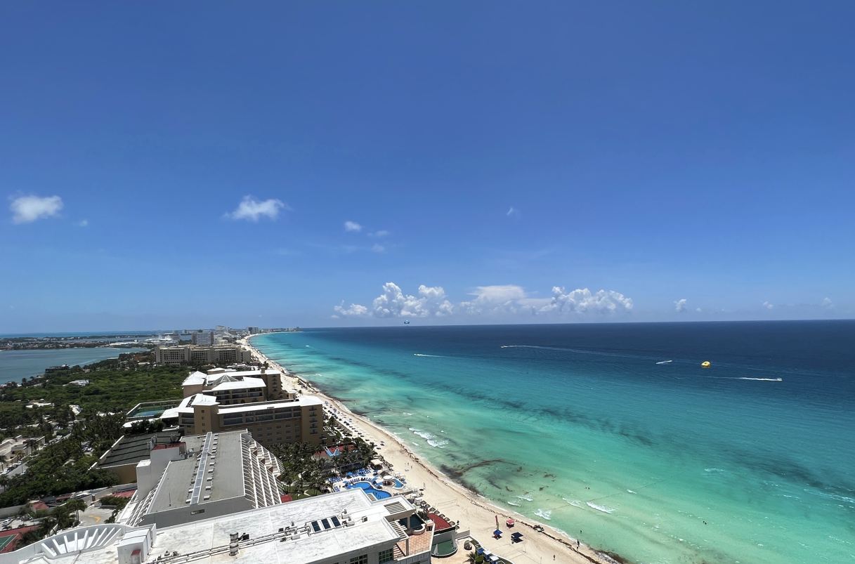 Cancún promete mantener las playas de la ciudad libres de Sargassum con más de 340 empleados