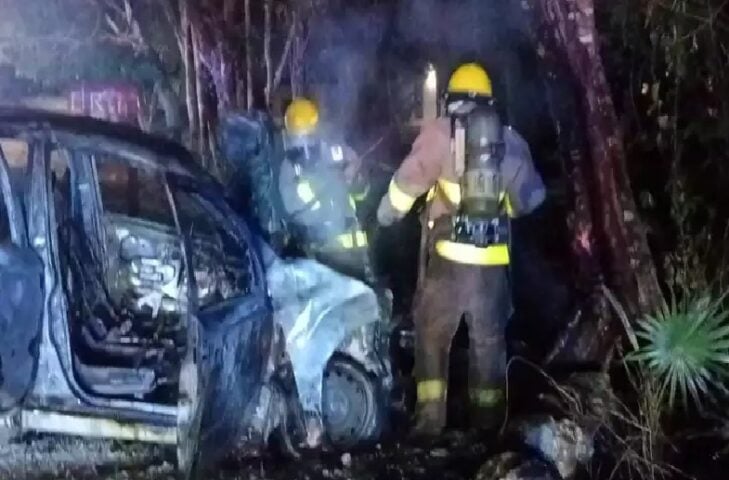 Las autoridades buscan el conductor de un auto quemado abandonado en Ruta de los Cenotes