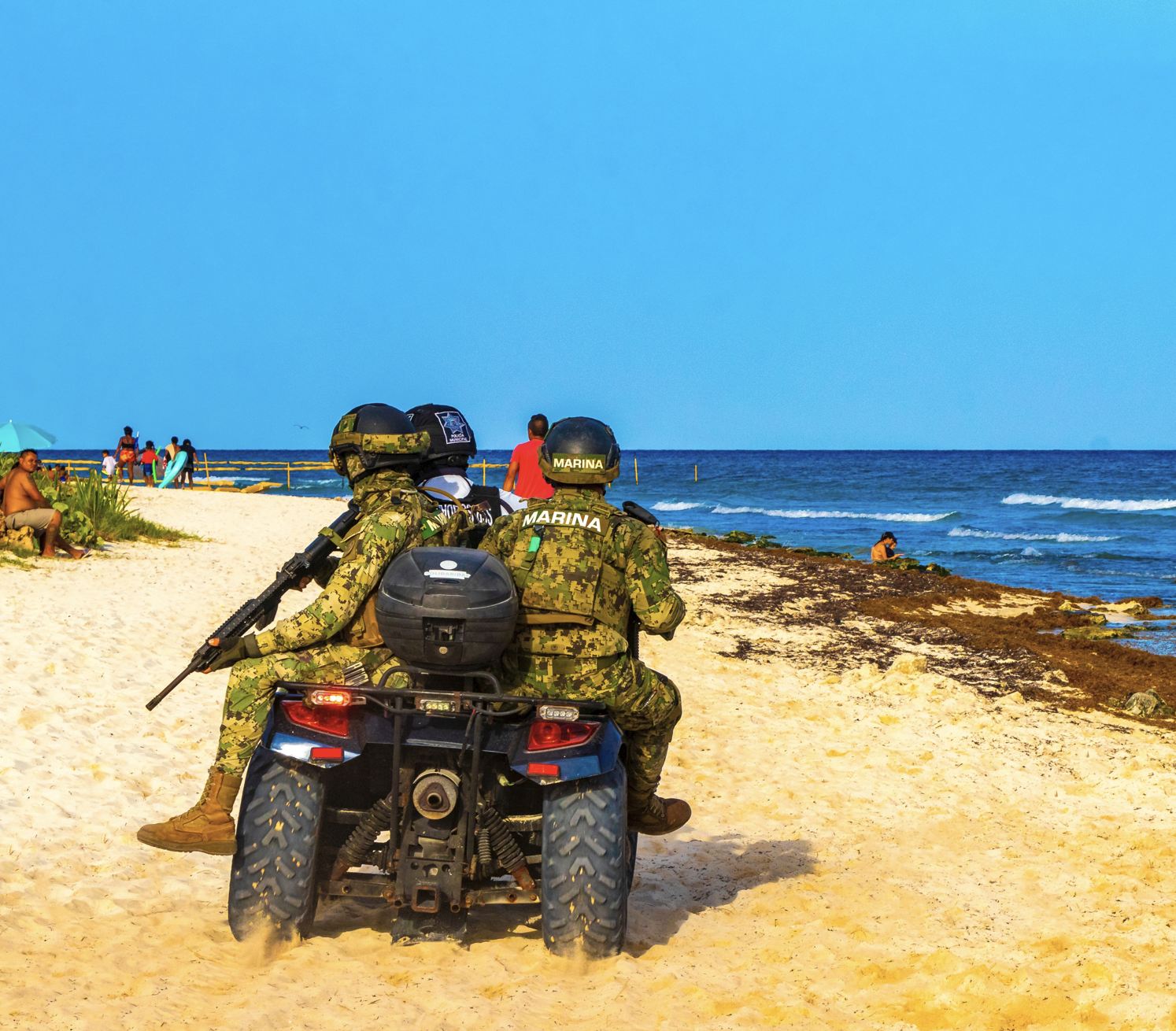 Soldados en Playa del Carmen