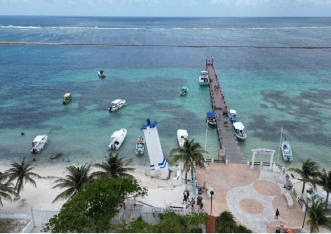 El alcalde dice que el océano de su lado, lo que resulta en menos sargassum que llega a la orilla