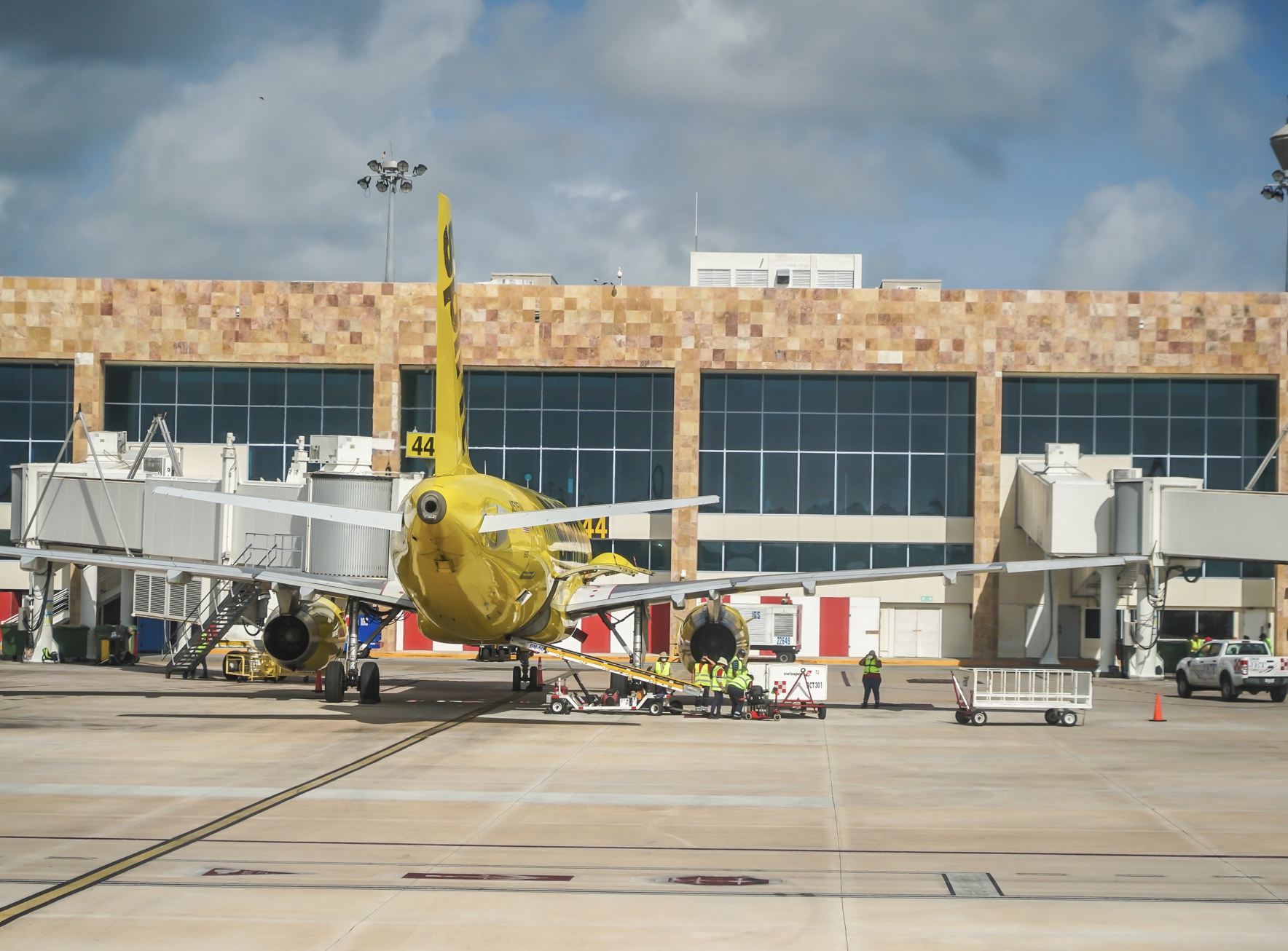 Aviones en Gates en el aeropuerto de Cancún