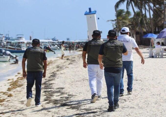 Las autoridades peinan las playas de Puerto Morelos en busca de vendedores ilegales