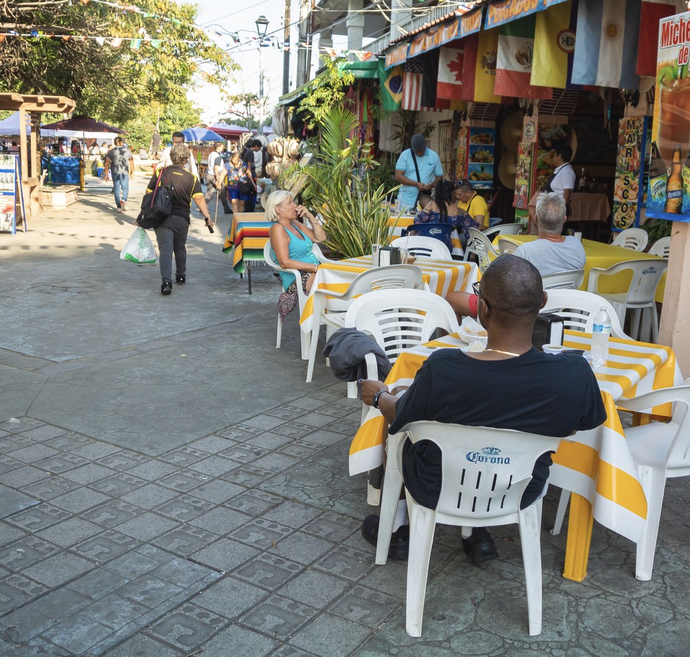 Lugareños y turistas en Cancún
