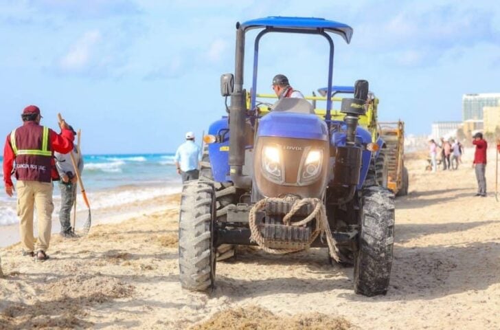 La estrategia de Cancún mantiene las playas alejadas de Sargassum, mientras que otros destinos del Caribe, dice el alcalde