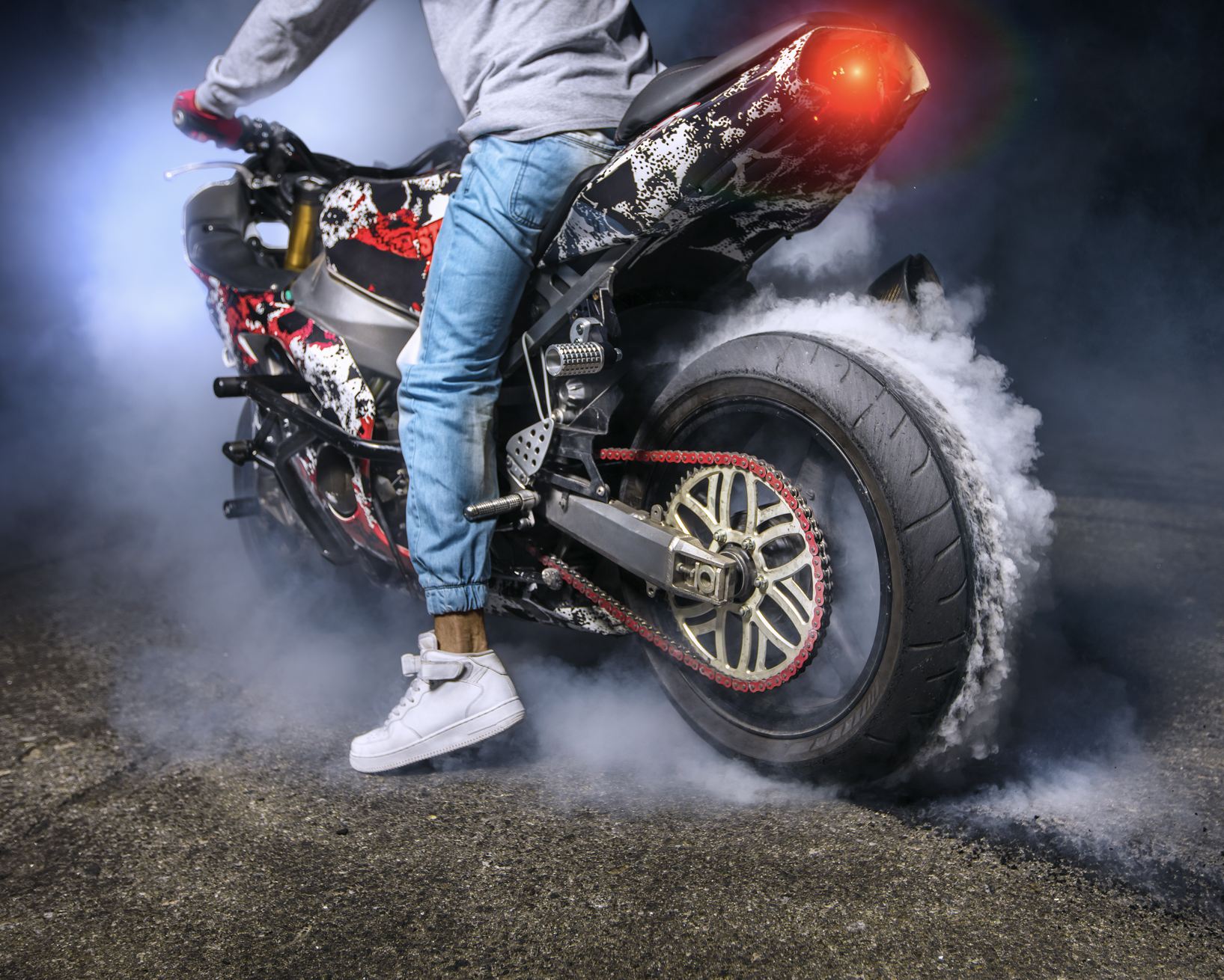 Truco de motocicleta por la noche