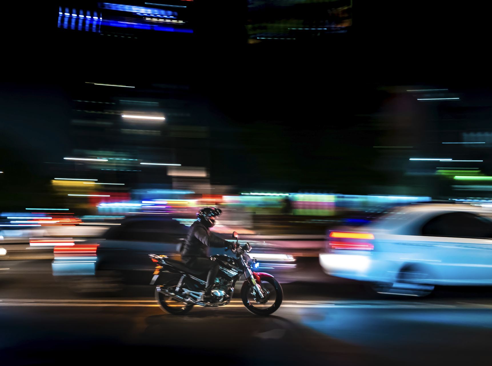 La motocicleta va rápido por la noche en Cancún