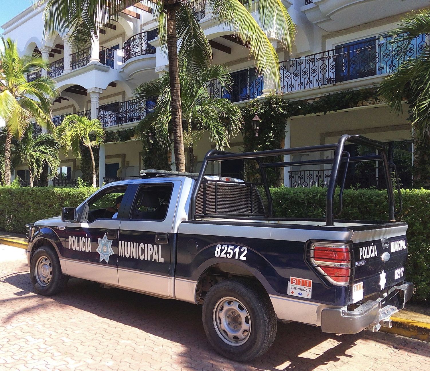 Camión de la policía patrulla la calle Cancún
