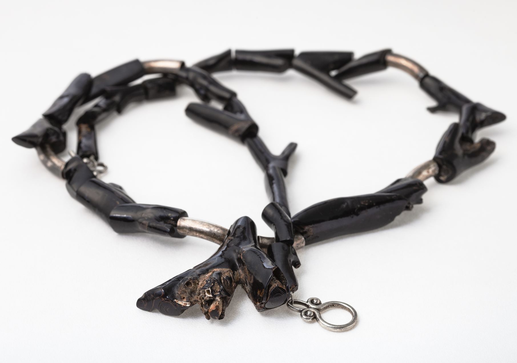 Collar de coral negro