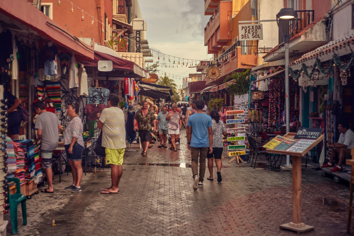 Turistas en una calle en la ciudad mágica de Isla Mujeres, México