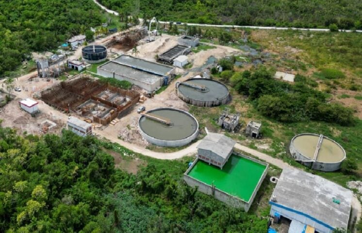 Los funcionarios recorren el proyecto de expansión de aguas residuales largamente retrasadas de Cozumel