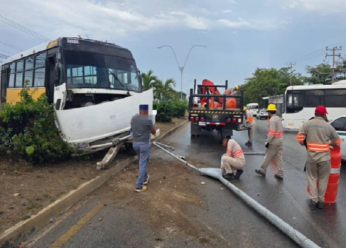 El accidente de un solo vehículo ralentiza el tráfico de Cancún en ambas direcciones