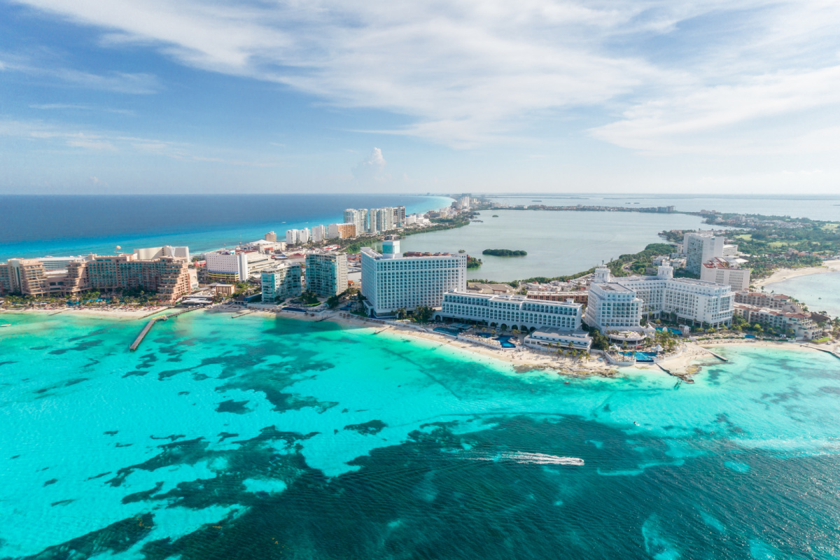 Vista aérea de la zona hotelera de Cancún con resorts que recubren la costa en un hermoso día