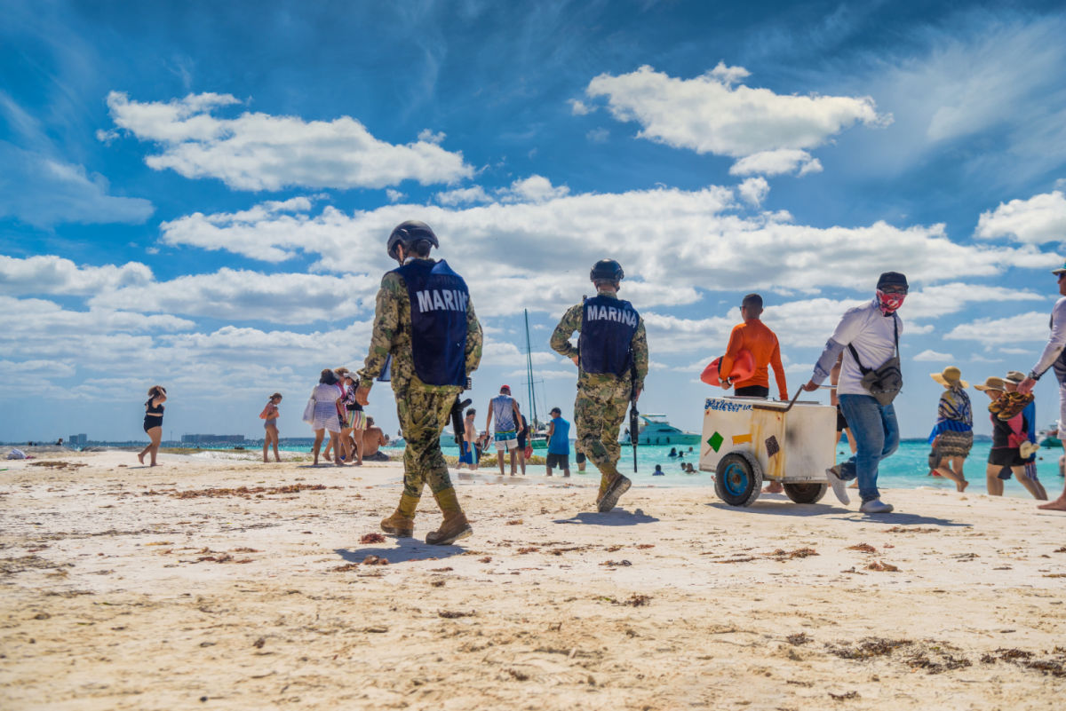 Tropas patrullando una playa en Isla Mujeres