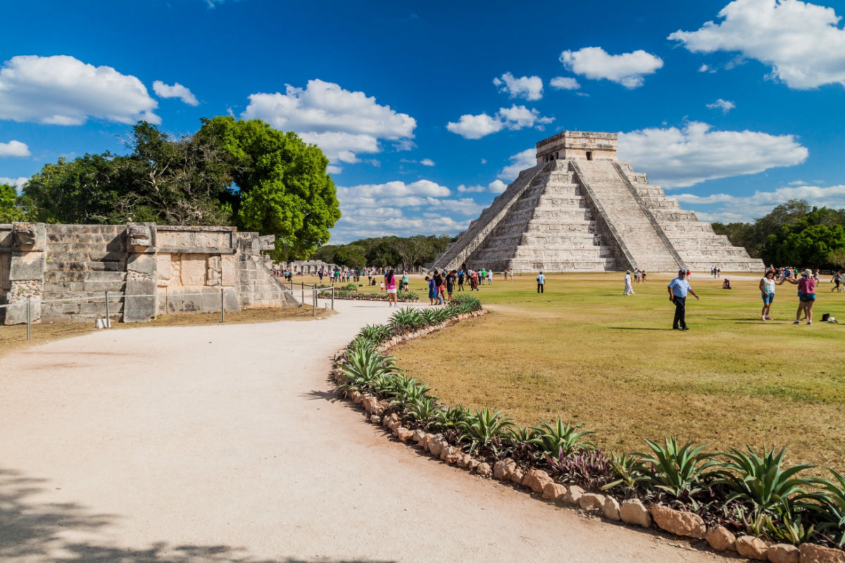 CHICHEN ITZA, México - Las multitudes de turistas visitan la pirámide Kukulkan en el sitio arqueológico Chichen Itza.