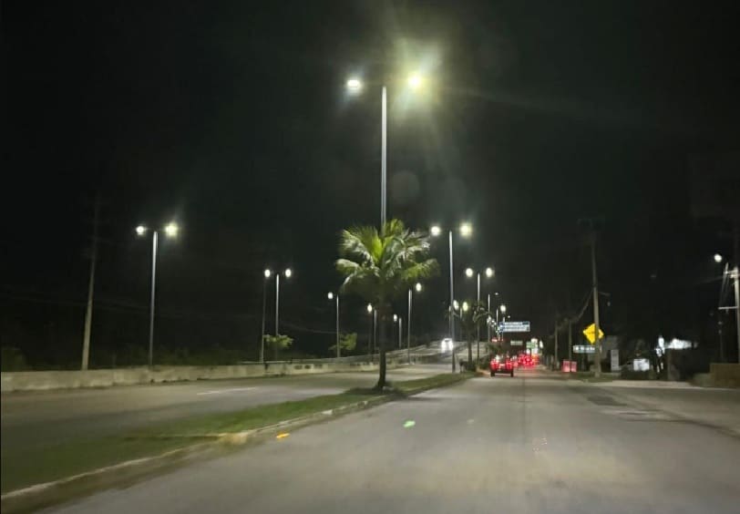 La iluminación pública reemplaza 250 farolas a lo largo de la sección de Puerto Morelos de la carretera federal