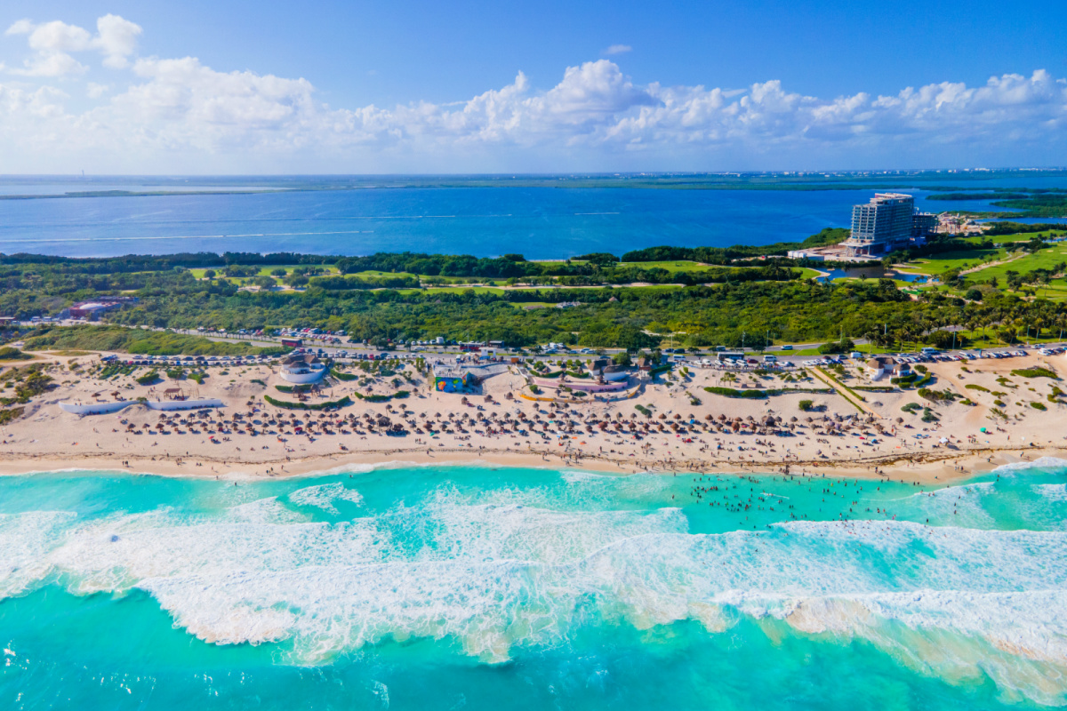 Vista aérea de Playa Delfines en Cancún