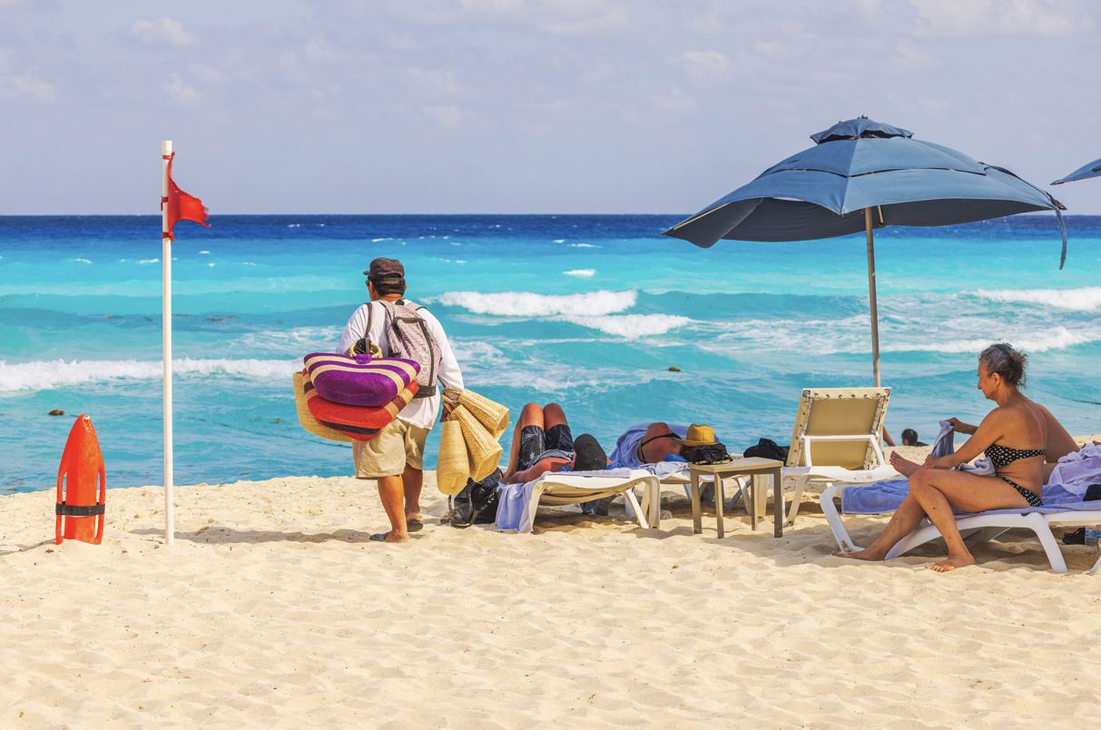 ¡Más paz en la playa! Cancún y la Riviera Maya toman medidas enérgicas contra los vendedores ambulantes de playa