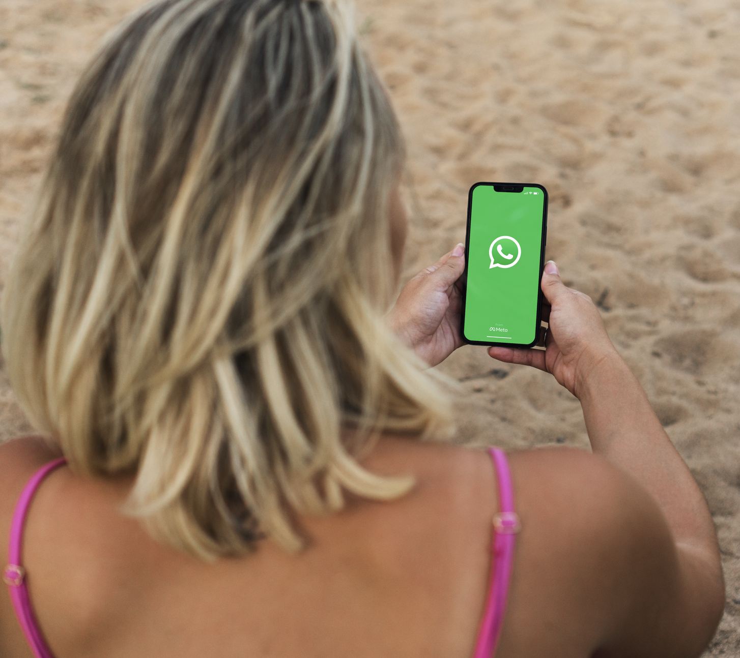 2025Mujer usando whatsapp en la playa