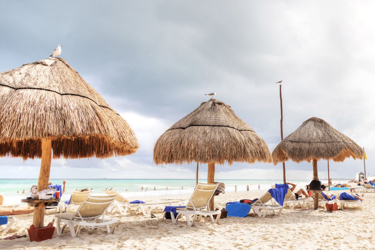 Tiki para paraguas en la playa de Cancún el día soleado
