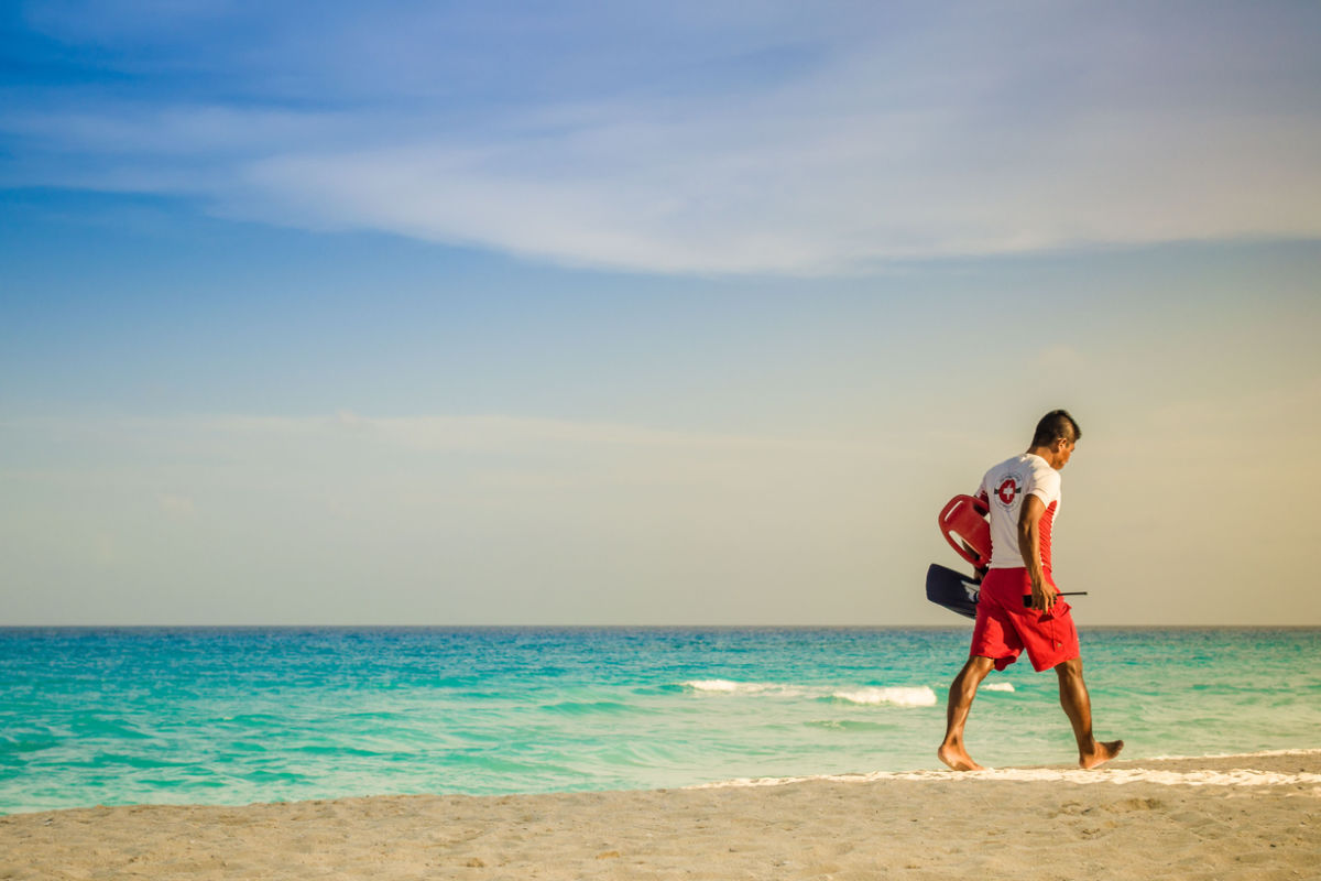 Socorristas de Cancún rescatan a más nadadores mientras las playas se llenan de turistas