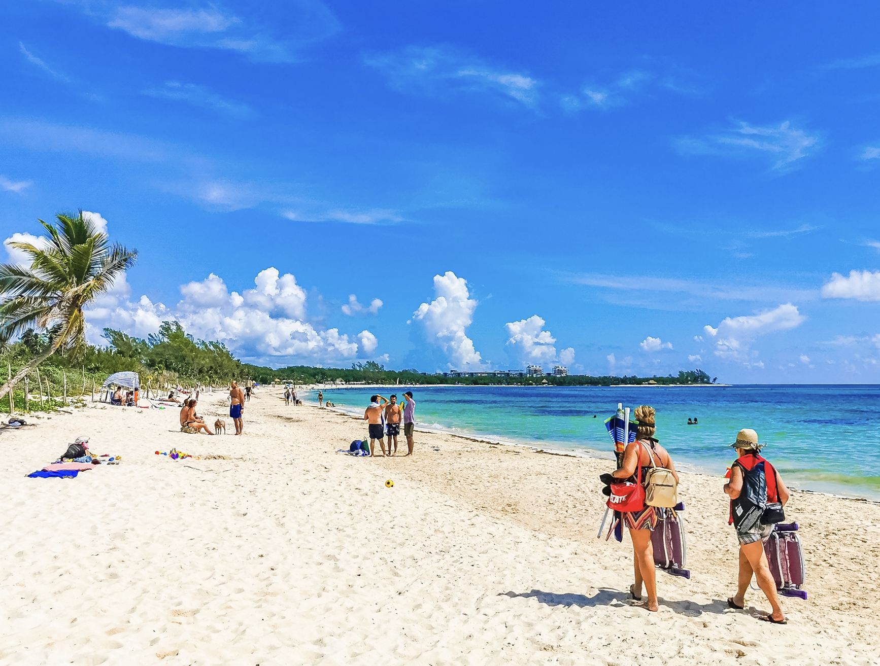 Turistas caminando por la playa en playa