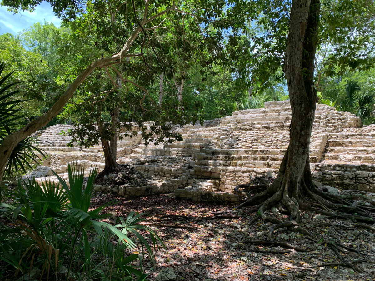 Ruina maya en el sitio arqueológico de Oxtankah, Chetumal, México. 8 de agosto de 2022