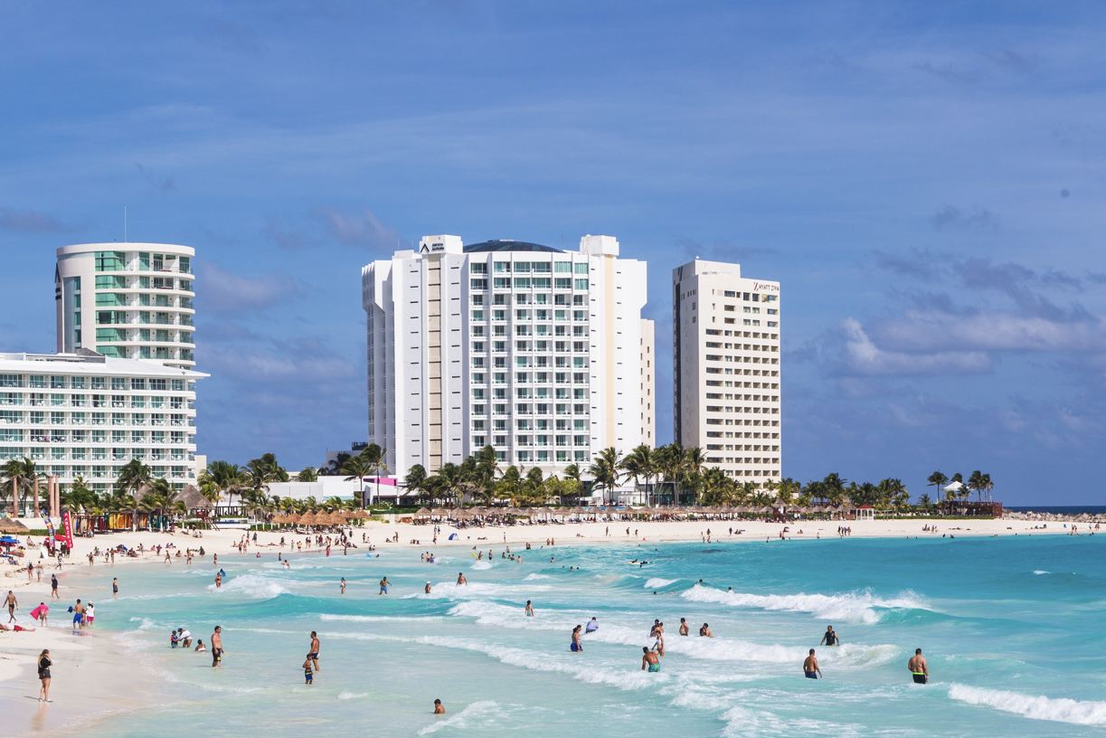 viajeros nadando en cancun