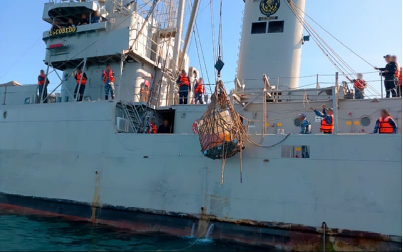 Los inspectores ambientales recuperan barriles de diesel caídos del vaso