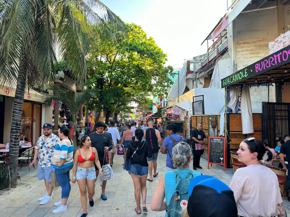 Gente caminando por la 5ta Avenida en Playa del Carmen.HEIC