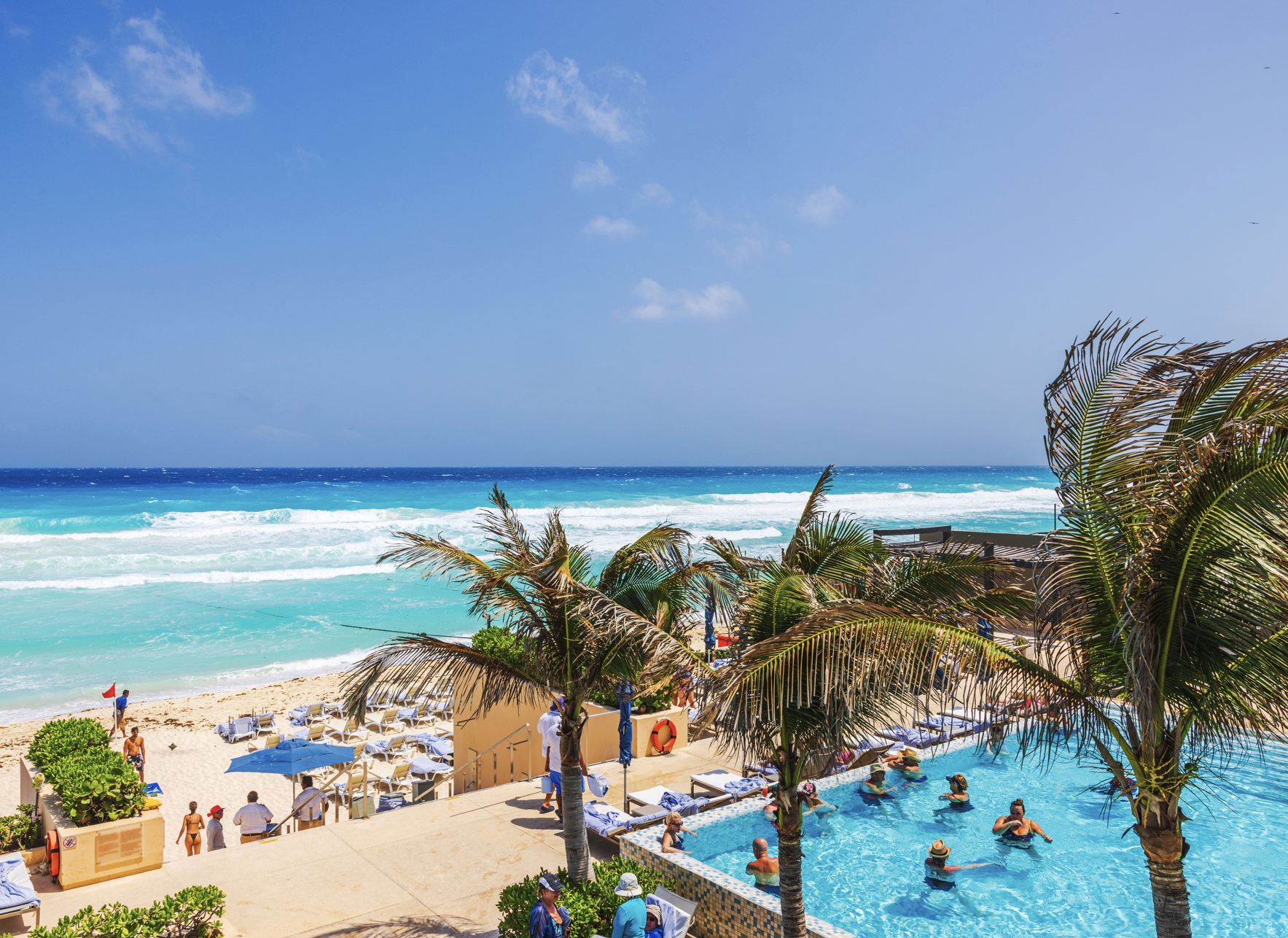 Turistas en la piscina de Cancún Resort
