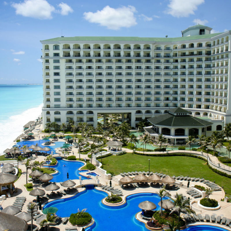 Descripción general de un gran resort Cancún todo incluido con piscina