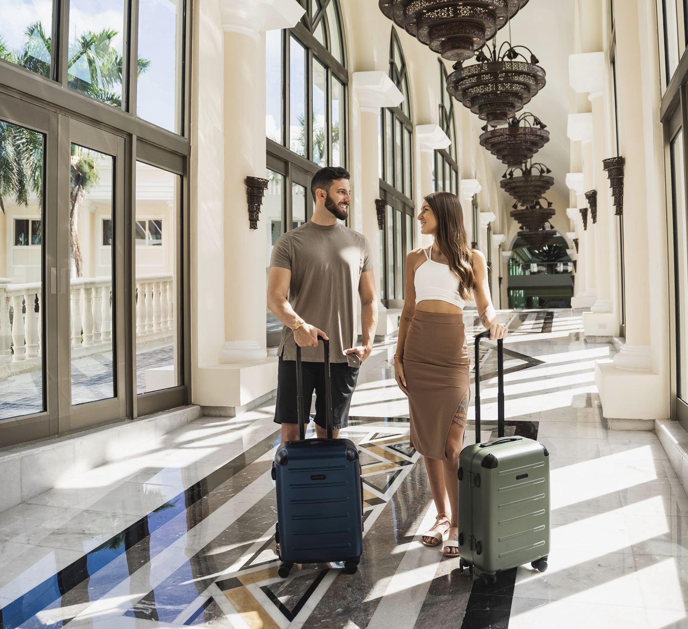 Invitados que llegan al resort