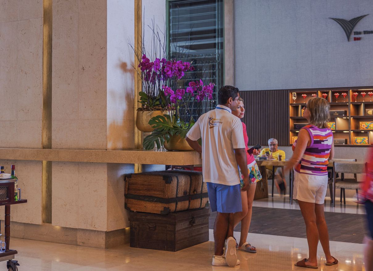 Hablando con el personal del hotel en el lobby