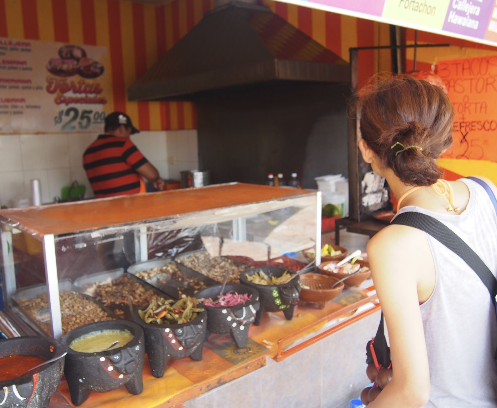 Mujer en el puesto de taco local