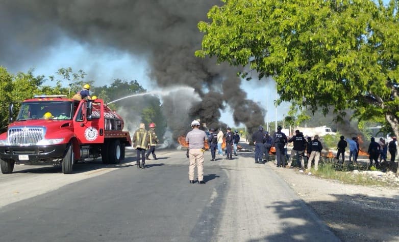 Los ocupantes ilegales bloquean la carretera después de que la zona de invasión de Tulum se fue destruida durante el desalojo agresivo