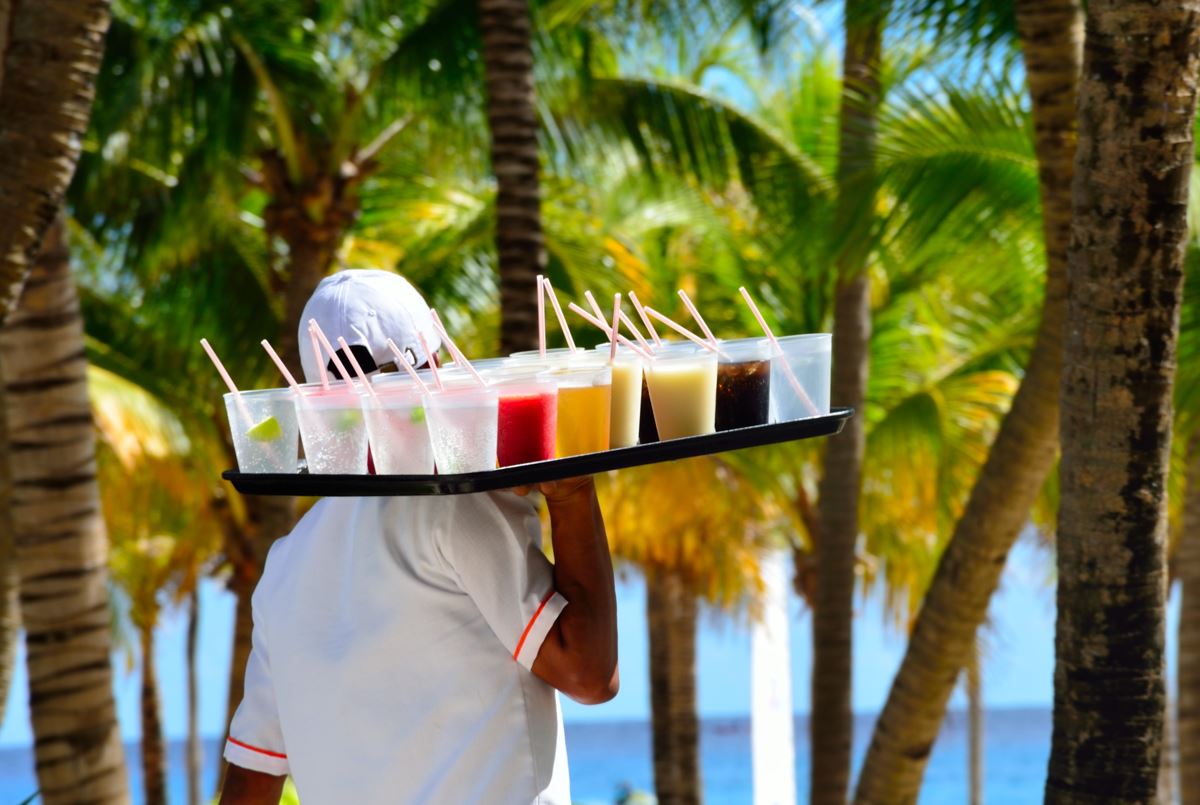 Personal trayendo bebidas