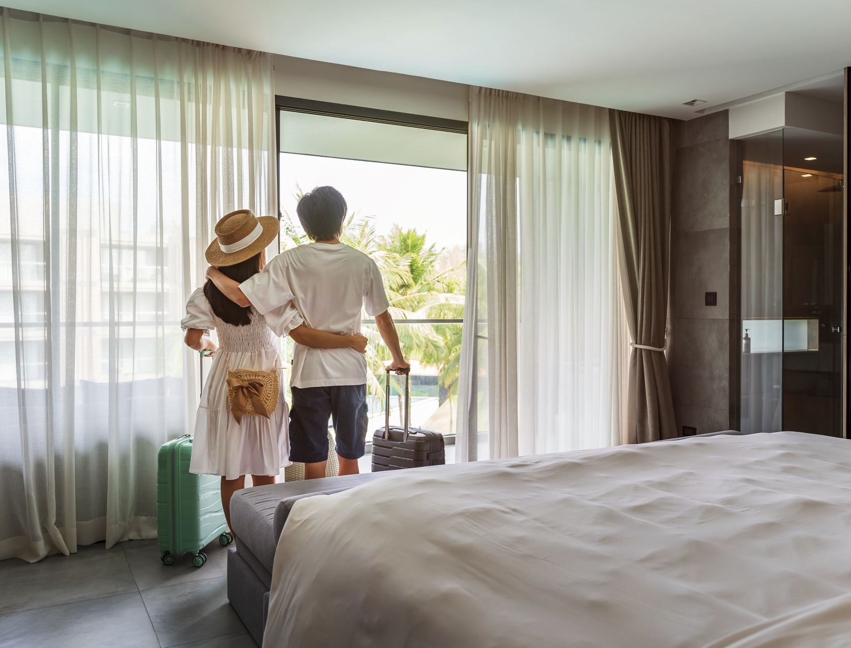 Hombre y mujer revisando en el hotel