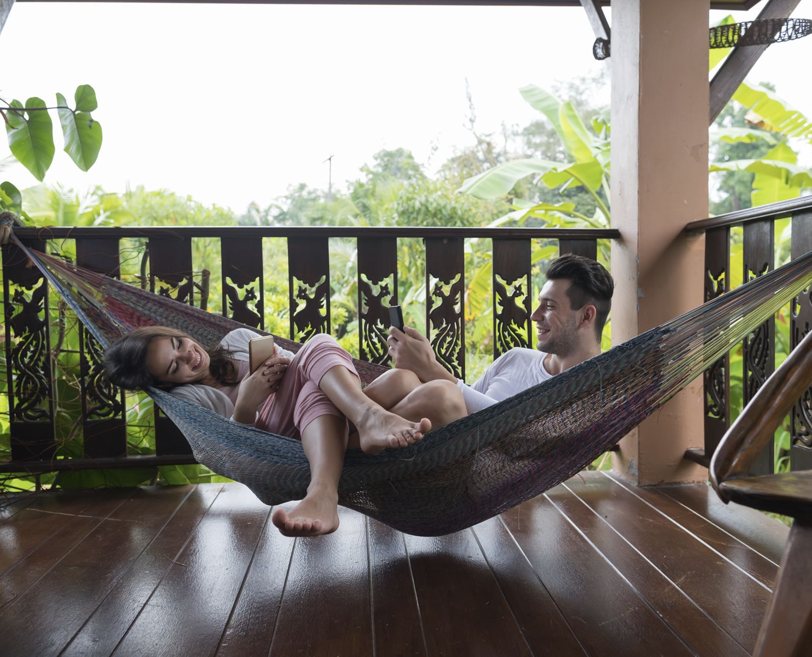 Pareja en vacaciones de hamaca
